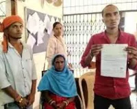 साधराम यादव हत्याकांड मामले में पीड़ित परिवार ने पांच लाख रुपये के चेक को प्रशासन को लौटाया
