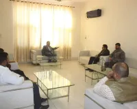 उत्तर प्रदेश सरकार के मंत्री नरेंद्र कश्यप ने की डीएम, सीडीओ और नगर आयुक्त के साथ बैठक
