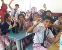 कृमि से बचाव के लिए स्कूली बच्चों ने खाई एल्बेंडाजोल की दवा