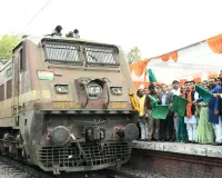 सांसद विनोद सोनकर ने इण्टर सिटी ट्रेन को हरी झंडी दिखाकर रवाना किया