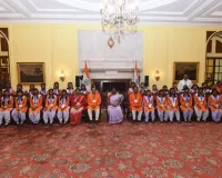 राष्ट्रपति द्रौपदी मुर्मू से मिलकर बैगा बालिकाओं ने भेट की गोंडी पेंटिंग