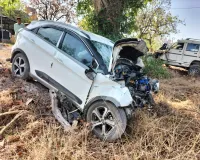 लातेहार में पेड़ से टकराई तेज रफ्तार कार, दो की मौत