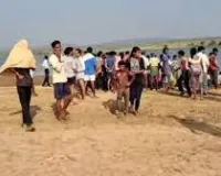 नाव डूब जाने पर 8 लोगों की मौत हो जाने के बाद पूरे गांव में पसरा मातम