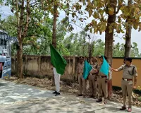 चुनाव ड्युटी में लगे होमगार्ड जवानों को एसपी ने हरी झंडी दिखाकर किया रवाना 