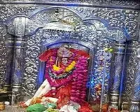 नवरात्र के अन्तिम दिन देवी मंदिरों में भक्तों का रेला