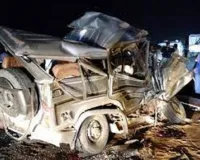 बेटमा के पास भीषण सड़क हादसा, खड़े ट्रक में घुसी कार, 8 लोगों की मौत
