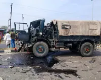 आर्मी ट्रक का टायर फटा, बेकाबू होकर यात्री बस से टकराई, छह की मौत