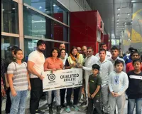साक्षी मलिक ने साथी पहलवान निशा दहिया का दिल्ली हवाई अड्डे पर किया स्वागत