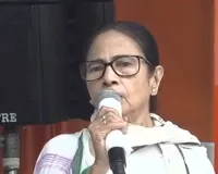 महानायक उत्तम कुमार की पुण्यतिथि पर ममता बनर्जी ने दी श्रद्धांजलि, कहा- “बंगाल के दिल में आज भी ज़िंदा हैं हमारे सपनों के नायक”