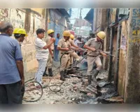जिले के बुनियादपुर ट्रैफिक मोड़ पर भीषण आग में कपड़ा गोदाम जलकर खाक