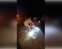 पिकअप की टक्कर के बाद ट्रक ने दो युवकों को रौंदा, हेलमेट ने बचाई तीसरी जान