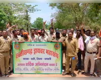 रुद्री टैक्सी स्टैंड बचाने सड़कों पर उतरे चालक, कलेक्ट्रेट पहुंचकर सौंपा ज्ञापन