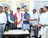 अंडर-18 एशिया कप विजेता हॉकी खिलाड़ी अवि मानिकपुरी ने मुख्यमंत्री साय से की सौजन्य  भेंट