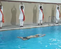 अंतरराष्ट्रीय योग दिवस: स्विमिंग पूल में डॉक्टरों, योग प्रशिक्षकों और छात्रों ने किया योगासन