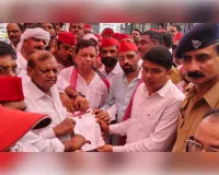 मोहनलालगंज तहसील में सपा का धरना, महंगाई-बेरोजगारी व खाद संकट पर सरकार को घेरा