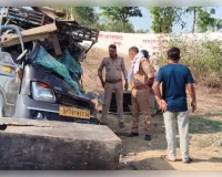 भीषण सड़क हादसा: खड़े वाहन से टकराई तेज रफ्तार मैजिक, दो की मौत, तीन घायल