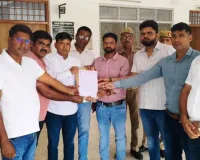  प्राथमिक शिक्षक संघ ने समस्याओं के समाधान की मांग को लेकर डीएम, बीएसए को सौंपा ज्ञापन