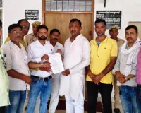 विद्यालय समय परिवर्तन, जनगणना मानदेय भुगतान की मांग को लेकर शिक्षकों ने डीएम को सौंपा ज्ञापन