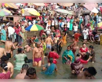 ज्येष्ठ अधिकमास के सोमवती अमावस्या पर श्रद्धालुओं ने गंगा में लगाई आस्था की डुबकी, किया दान पुण्य
