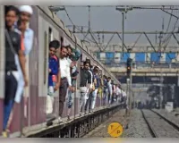 मुंबई लोकल ट्रेन में कोच का दरवाज़ा को लेकर यात्री की चाकू मारकर हत्या