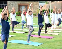 मुख्यमंत्री धामी ने अंतरराष्ट्रीय योग दिवस के उपलक्ष्य में कर्मचारियों के साथ योगाभ्यास किया