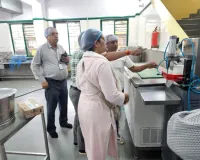 एक्सपायर मसाले और अनियमितताएं मिलने पर शिशुकुंज स्कूल झलारिया कैंपस का किचन सील