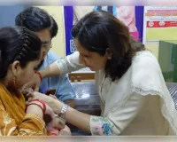 फर्रुखाबाद: जिलाधिकारी ने बच्चे को जिंदगी की दो बूंद पिला कर की पल्स पोलियो अभियान की शुरुआत