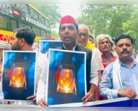 बिजली कटौती के विरोध में सपा का प्रदर्शन, व्यवस्था नहीं सुधरी तो धरने की चेतावनी