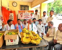 नेता प्रतिपक्ष राहुल गांधी के 56 वें जन्म दिन पर कांग्रेस नेताओं ने किया वृद्धा आश्रम में फल का वितरण