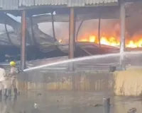  खाद्य तेल गोदाम में लगी आग, कई घंटों तक आग पर काबू पाने में जुटे रहे अग्निशमन कर्मी