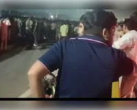 नोएडा में ट्रक की टक्कर से बाइक सवार की माैत, आक्रोशित परिजनों ने लगाया जाम