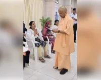 मुख्यमंत्री योगी आदित्यनाथ ने ‘जनता दर्शन’ कर सुनी समस्याएं, निराकरण के दिये निर्देश
