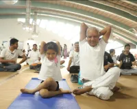 सूरत  स्थित सरसाना कन्वेंशन सेंटर में अंतरराष्ट्रीय योग दिवस कार्यक्रम आयोजित