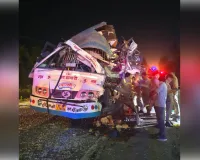 दर्दनाक हादसा: बस व ट्रक की टक्कर में एक की मौत, कई यात्री घायल