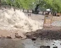घरों, दुकानों और बैंकों में घुसा पानी, लीकेज की शिकायत के बावजूद नहीं हुई थी मरम्मत