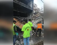 अलीगंज अग्निकांड: इमारत की सफाई करने पहुंची नगर निगम की टीम, जल मलबे को हटाया