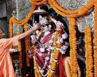 मुख्यमंत्री योगी ने देवीपाटन मंदिर में दर्शन पूजन कर देश व प्रदेश के सुख समृद्धि की कामना की
