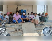 हमीरपुर में बिजली व्यवस्था धड़ाम होने से किसानों में आक्रोश, ग्रामीणों ने दिया धरना