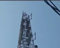 प्रेमिका से शादी रचाने के लिए टावर पर चढ़ा युवक, उतारने के प्रयास जारी
