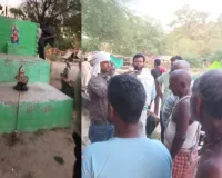 वाराणसी : गंगा नदी में बहकर आए शिवलिंग के दर्शन को जुटी भीड़, लोग कह रहे चमत्कार