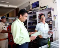 जन शिकायतों पर कलेक्टर ने किया निरीक्षण, अनियमितताएं मिलने पर शराब दुकान का लाइसेंस निरस्त
