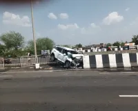 भीषण सड़क हादसा: डिवाइडर से टकराई क्रेटा कार, आरक्षक समेत सात घायल
