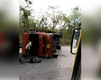 कोरबा में कैंची मोड़ पर पलटा मालवाहक वाहन, चालक गंभीर रूप से घायल