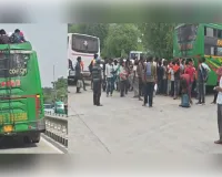 छत पर सवारियां बैठाकर पूर्वांचल एक्सप्रेसवे पर फर्राटा भर रही बस सीज