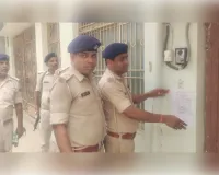 25 से अधिक मामलों में वांछित अपराधी की तलाश तेज, पुलिस ने घर पर चस्पा किया इश्तेहार