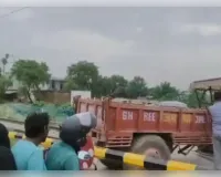 रेलवे ट्रैक पर फंसा ट्रैक्टर, नौचंडी एक्सप्रेस को इमरजेंसी ब्रेक लगाकर रोका गया