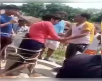 बच्चा चोर समझकर भीड़ ने NGO कर्मियों को पीटा