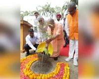 सीएम योगी ने लगाया आम और कपूर का पौधा, ‘एक पेड़ मां के नाम’ अभियान की शुरुआत