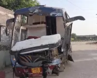 हाई मास्ट लाइट से टकराकर पलटी स्लीपर बस, 13 यात्री घायल; पांच गंभीर रेफर