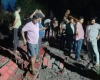 तेज बारिश-आंधी में बड़ा हादसा, कमजोर बाउंड्री वॉल गिरने से मजदूरों पर टूटा कहर